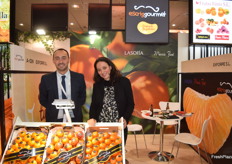 José Peiró y la traductora Clara Jorís, en el stand de Escrig Gourmet, productores y comercializadores de naranjas y clementinas.